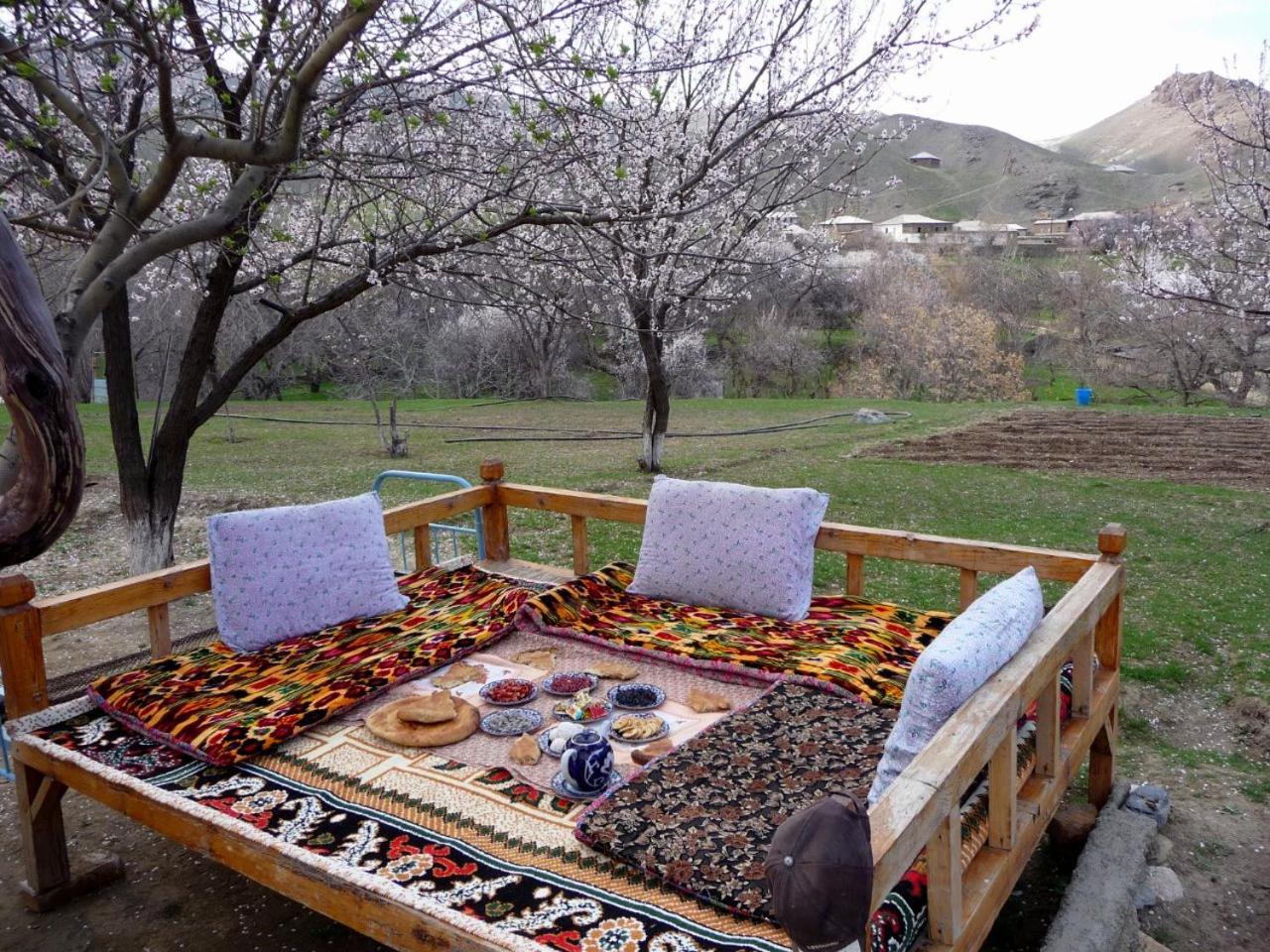 Hayat Guesthouse Nuratau Mountain Yukary-Ukhum 外观 照片